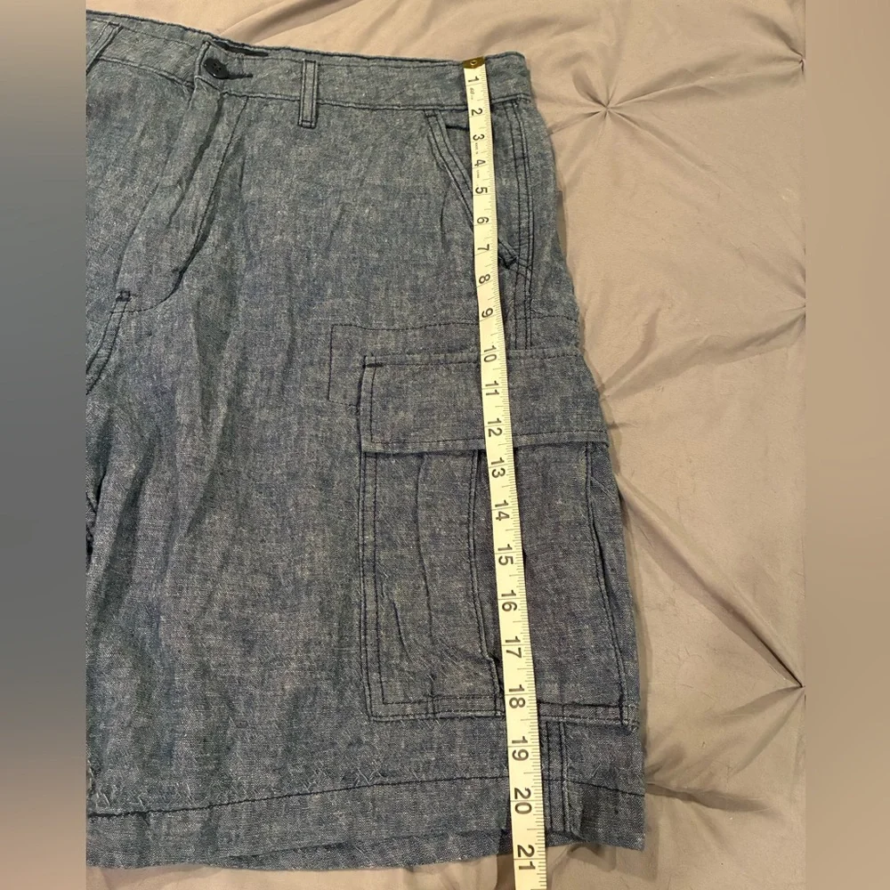 Vintage Levi’s Blue Cargo Shorts Relaxed Fit in size 34